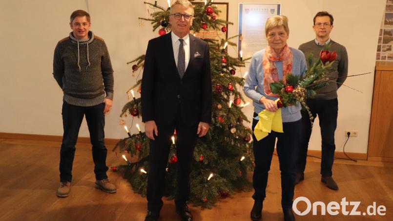 Nach acht Jahren als Leiterin der Stadtbücherei ist Cornelia Kolzenburg in den Ruhestand verabschiedet worden. Für ihre Mitarbeit dankten Personalratsvorsitzender Karl Bayreuther und Bürgermeister Franz Stahl (von links) sowie der Leiter der Hauptverwaltung, Markus Bergauer (rechts). Bild: Stadt Tirschenreuth/exb