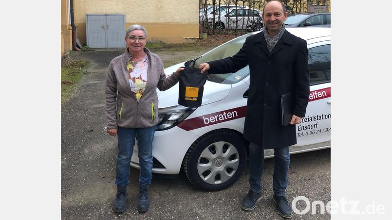 Bürgermeister Hans Ram bedankt sich bei Pflegedienstleiterin Christel Knorr von der Ensdorfer Caritas-Sozialstation. Bild: tra