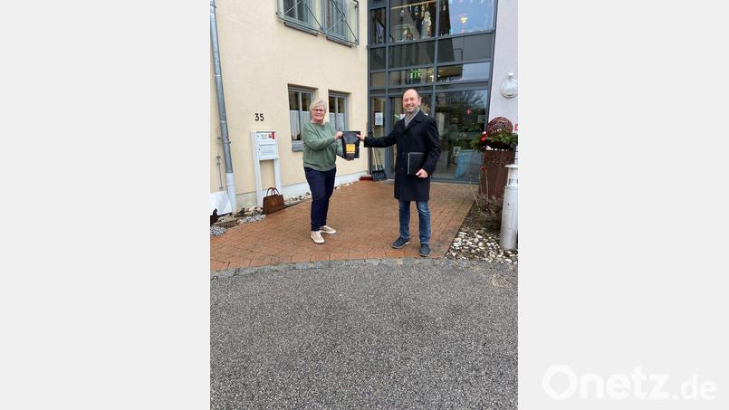 Bürgermeister Hans Ram bedankte sich bei Heim- und Pflegeleiterin Lydia Brandl Bild: tra