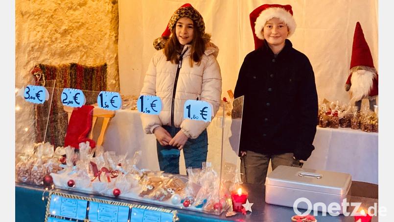 Das Adventsstandl der Geschwister Hannes und Melina Mois und ihrer Freundin Marie Käß. Bild: Daniela Mois/exb