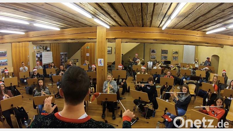 Fast 40 Musiker des Jugendblasorchester Vilseck haben weihnachtliche Stücke für das &quot;Wohnzimmerkonzert&quot; eingespielt. Der Stream wurde bisher über 800 Mal aufgerufen. Bild: sgl