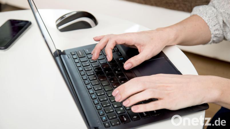 Datensicherheit spielt eine immer größere Rolle in der kommunalen Verwaltung. Auch die Einrichtung von Heimarbeitsplätzen stellt die IT vor Herausforderungen. Symbolbild: Christin Klose/dpa