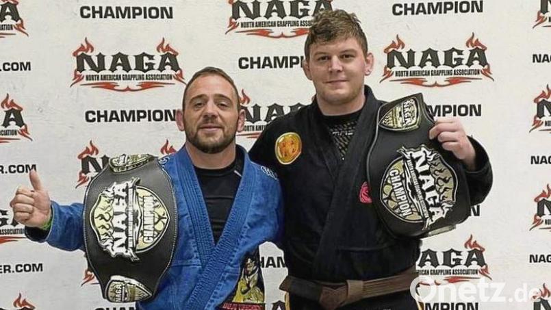 Marvin Seitz (links) und Lukas Gruber standen bei den Brazilian-Jiu-Jitsu-Championships in Limburg ganz oben auf dem Podest. Bild: Gruber/exb
