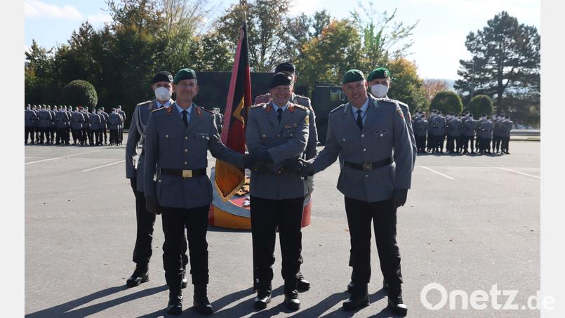 Der Kommandeur der 10.Panzerdivision, Generalmajor Ruprecht von Butler, übergibt am Freitag das Kommando über die Panzerbrigade 12 &quot;Oberpfalz&quot; von Brigadegeneral Björn Schulz an Oberst Andreas Kühne. Bild: Andreas Zeitler/Bundeswehr