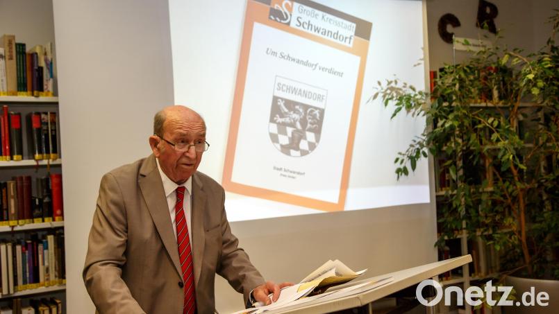 Ehrenbürger Franz Sichler hat seinen vielen Werken über die Geschichte der Stadt ein weiteres hinzugefügt. Bei der Eröffnung der zugehörigen Ausstellung am Donnerstag erläuterte er die Hintergründe. Bild: Hösamer