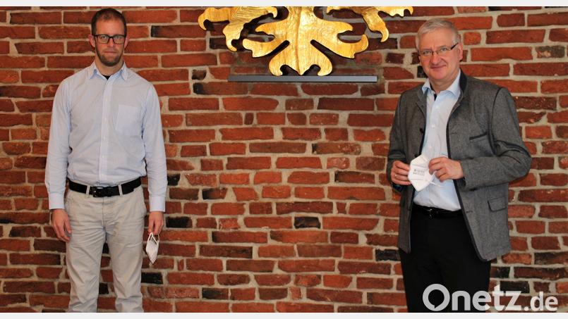 Pfarrer Manuel Sauer (links) und Bürgermeister Johannes Reger laden zur Gedenkandacht an die Opfer der Corona-Pandemie. Bild: ckl