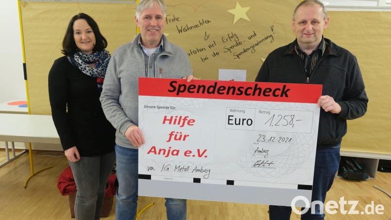 Schon zum zweiten Mal in diesem Jahr konnte die IGM-Verwaltungsstelle Amberg eine Spende an Michael Sporrer (rechts), den Vorsitzenden des Vereins „Hilfe für Anja“, übergeben. Dieses Mal 1258 Euro. Links Fachsekretärin Sabrina Feige, in der Mitte Erster Bevollmächtigter Horst Ott. Bild: usc