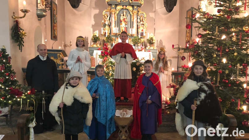 Die Christmette in Wilchenreuth. Kinder spielten die Geschehnisse um die Geburt Christi nach. Bild: Linda Schmauß/exb