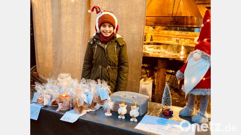 Das Adventsstandl der Geschwister Hannes und Melina Mois und ihrer Freundin Marie Käß. Bild: Daniela Mois/exb