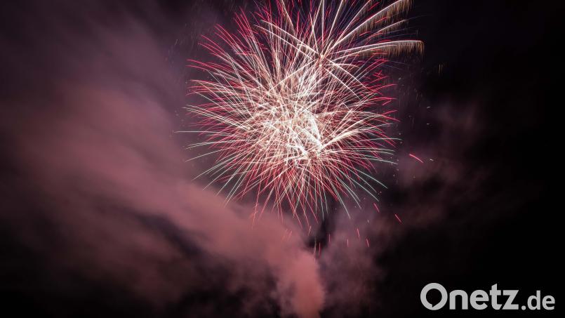 Entschädigung für den anstehenden Jahreswechsel mit Böllerverbot: Die „Faszination Auenpark“ lockt am letzten Samstag im Mai 2022 mit einem farbenfrohen Brillant-Feuerwerk. Symbolbild: dtr