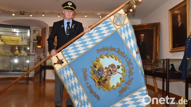Peter Ertl, der jetzige Vorsitzende, mit der historischen Vereinsfahne von 1914. Sie ist im Stadtmuseum untergebracht. Bild: exb