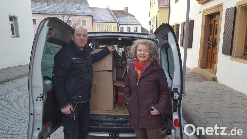 Marco Wisnet, Hausmeister des Ernst-Naegelsbach-Haus und Yvonne Rösel von pro Su-Ro beim Verladen der vielen Geschenke. Bild: exb