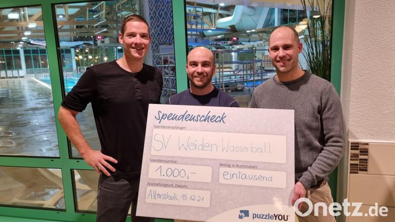 Spendenübergabe beim SV Weiden, Abteilung Wasserball, mit (von links) Thomas Kick (Kapitän), Thomas Aigner (Trainer) und Jens Simon (puzzleYou). Bild: adj