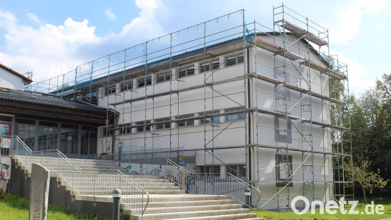 Das Bild von der eingerüsteten Schule in Ebnath gehört der Vergangenheit an. Das Dach wurde komplett saniert. Archivbild: soj