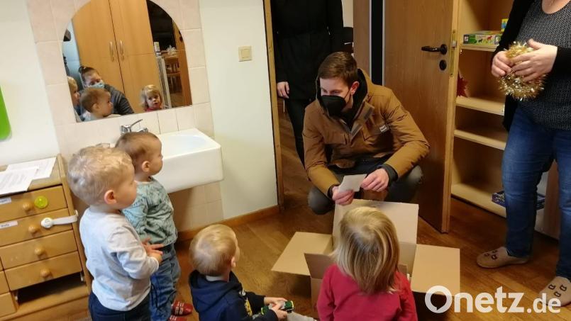 Pia Schmidt und Pius Stahl vom Organisationsteam „Wir warten aufs Christkind“ freuen sich mit der Kindergartenleiterin Christine Schwepesch über die strahlenden Augen der Kindergartenkinder. Bild: cro