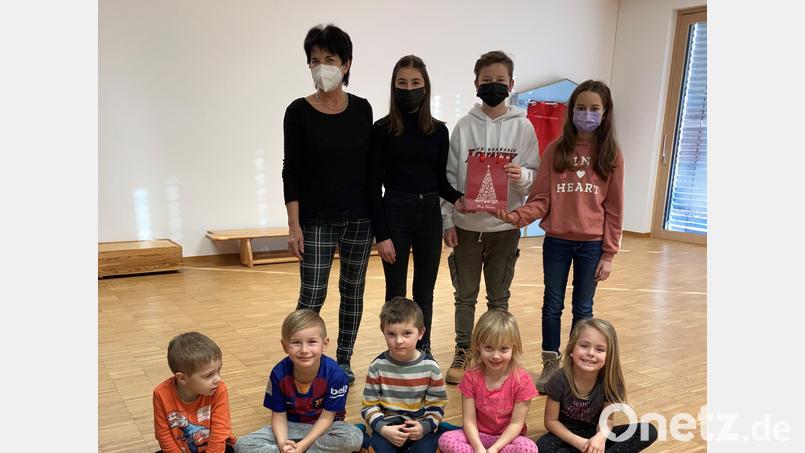 Bei der Spendenübergabe (von links) dankt Heidi Hofmeister, Marie Käß, Hannes Mois und Melina Mois für ihr Engagement. Bild: Daniela Mois/exb