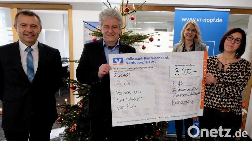 Im Namen aller beschenkten Vereine und Institutionen dankte Bürgermeister Robert Lindner (Zweiter von links) der Volksbank mit Geschäftsstellenleiter Lothar Kurz, Lisa-Maria Stadler und Birgit Käß von links) für die Spenden . Bild: le