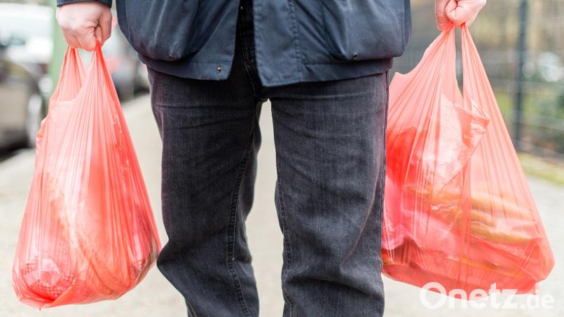 Ab dem 1. Januar dürfen an Ladenkassen keine Einkaufstüten aus Plastik mehr angeboten werden. Es geht um die sogenannten leichten Kunststofftragetaschen. Bild: Sebastian Gollnow/dpa