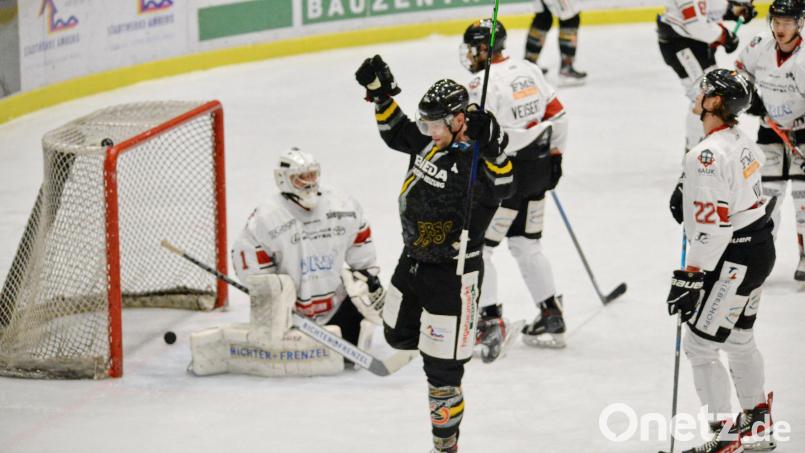 Michael Kirchberger (dunkles Trikot)jubelt. Bild: Andreas Brückmann