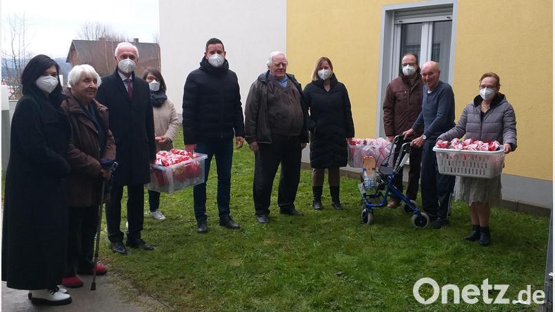 Natalja Kiel (links) und Mitglieder des Heimbeirates freuten sich über den Besuch von Bürgermeister Peter König (Dritter von links) sowie der SPD-Gemeinderatsfraktion Neusorg. Bild: den