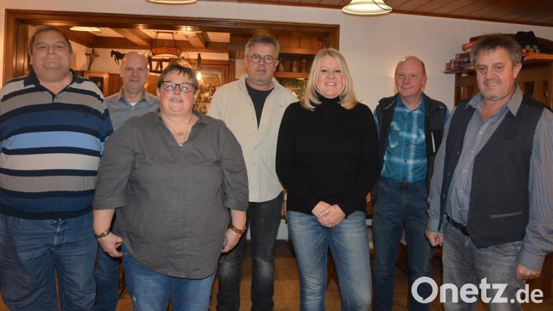 Ehrungen gab es beim Tischtennisclub Konnersreuth für jahrzehntelange Spieler. Im Bild (von links) Walter Hart, Jürgen Grassold, Petra Günthner, Konrad Rosner, Beate Malzer, Achim Grassold und Vorsitzender Josef Rosner. Bild: jr