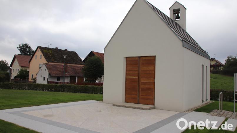 Die Kapelle in Knölling wurde dem heiligen Kreuz geweiht. Das Kreuz sei ein Zeichen religiöser Identität und wenn man es annehme, könne man erfahren, dass es ein großes Plus-Zeichen sei, sagte Bischof Rudolf Voderholzer bei der Einweihung im Jahr 2015. Bild: Thomas Dobler