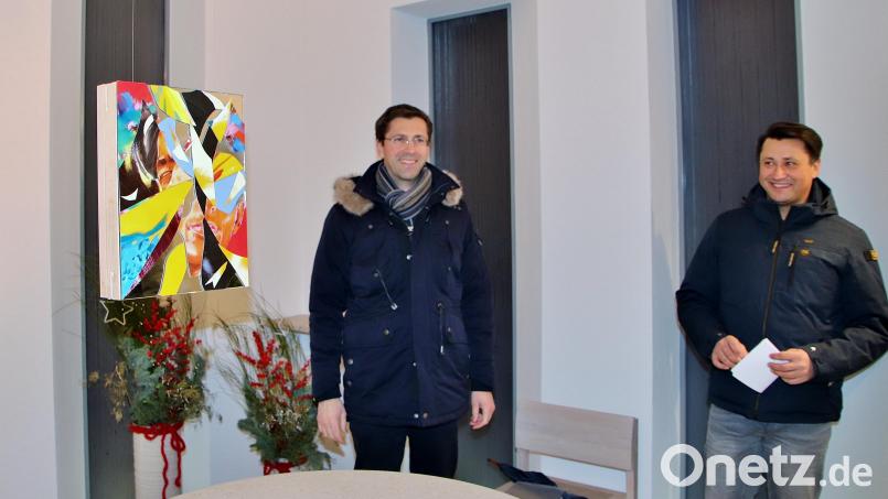Pfarrer Michael Hoch (links) und Künstler Dominik Schleicher (rechts) mit dem Kunstwerk von Norbert Bisky, das die nächsten Wochen in der Kapelle in Knölling zu sehen sein wird. Bild: Thomas Dobler