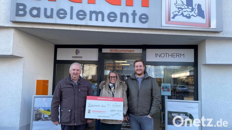 Herbert Putzer freut sich über die Spende von Bauelemente Meier, die Annalena Zenger und Christoph Meier (von links) überreichen. Bild: Anette Meier/exb
