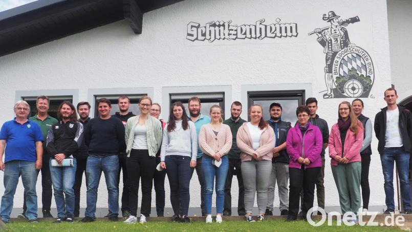 Die Teilnehmer der Vereinsübungsleiterausbildung im Stiftlandgau mit Ausbilder Dieter Beer (links) und Gauschützenmeister Manfred Zölch (Zweiter von links). Bild: Stiftlandgau/exb