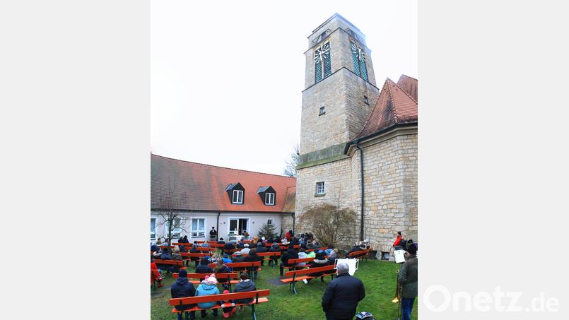 Hinter der Martin-Luther-Kirche feierte die evangelische Kirchengemeinde mit Pfarrer Manuel Sauer die Christvesper als Freiluftgottesdienst. Bild: njn