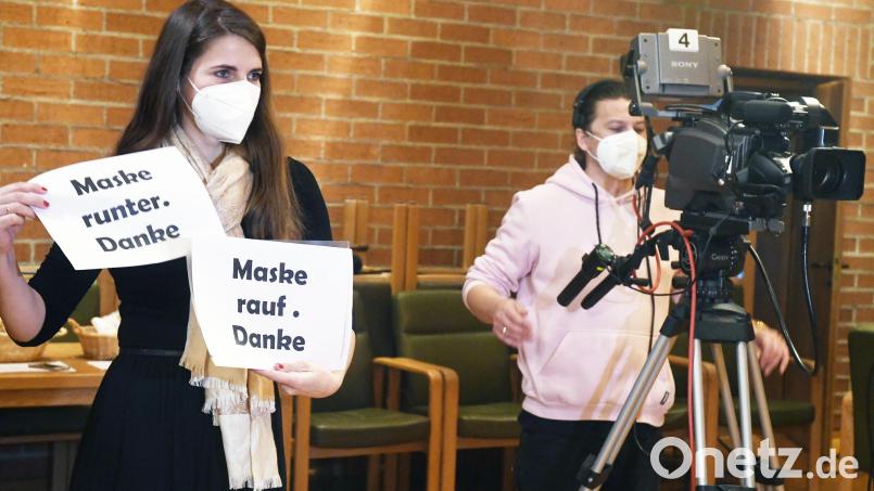 Rauf und runter mit der Maske. Eine Szene als Sinnbild für das Leben im zweiten Pandemie-Jahr. Entstanden ist das Bild bei einer digitalen Bürgersprechstunde in Weiden. Archivbild: Gabi Schönberger