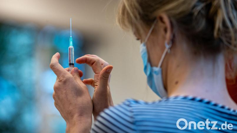 In den Impfzentren und Arztpraxen in Weiden und im Landkreis Neustadt/WN wird nach wie vor allem der Impfstoff von Moderna verabreicht, da das Vakzin von Biontech/Pfizer für Jüngere vorgesehen und obendrein knapp ist. Bild: Kurt Desplenter / dpa