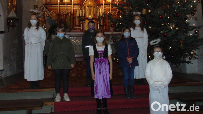 Zu Weihnachten gab es in Kastl kein Krippenspiel. Dennoch verkleideten sich einige Erstkommunionkinder als Engel und Jesuskind für eine feierliche Andacht. Bild: rpp