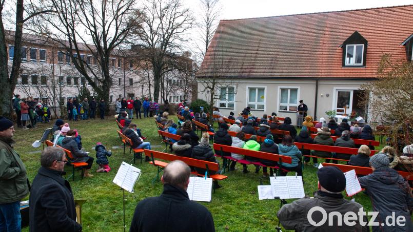 Hinter der Martin-Luther-Kirche feierte die evangelische Kirchengemeinde mit Pfarrer Manuel Sauer die Christvesper als Freiluftgottesdienst. Bild: njn