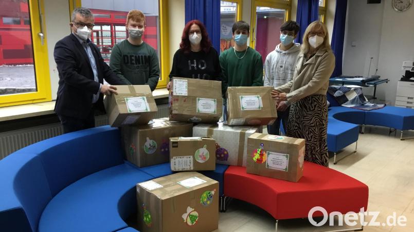 Rektorin Irene Träxler (rechts), Koordinatorin Christine Schießl (Mitte) und Bürgermeister Martin Birner (links) freuen sich über die Aktion der SMV, bei der warme Kleidung und FFP-2-Masken für Obdachlose gesammelt wurden. Bild: wel