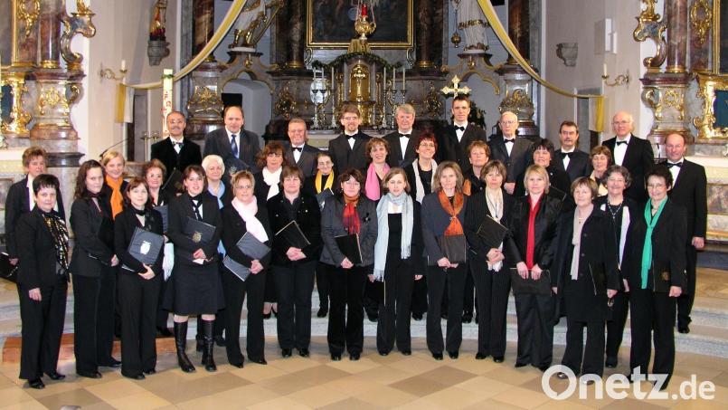 Der Kirchenchor Oberviechtach präsentiert sich nach dem Benefizkonzert am 26. April 2008 zum Gruppenfoto. Chorleiter Paulinus Lesser (rechts, zweite Reihe) stand der Sangesgemeinschaft 35 Jahre lang vor. Archivbild: nid