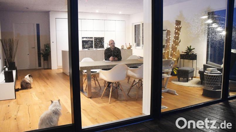 Die beiden Katzen gibt es wirklich, sie sind nicht virtuell. Im Schirmitzer Smart Home scheinen sie sich wohl zu fühlen. Die Bewegungsmelder im Raum sind so eingestellt, dass sie nachts das Licht nicht einschalten, wenn die Vierbeiner umherschleichen. Bild: Gabi Schönberger