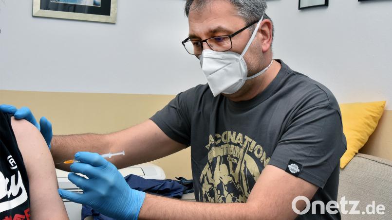 Frauenarzt Dr. Tobias Riedl ist ein erklärter Impfbefürworter. In seiner Praxis am Roßmarkt pikst er nicht nur seine üblichen Patientinnen, sondern auch Auswärtige und Männer jeden Alters. Und das teilweise bis spät abends. Bild: Stephan Huber