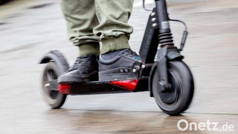 Die Bauform der elektrischen Tretroller, auch E-Scooter genannt, macht es den Herstellern schwer, zuverlässige Schlösser herzustellen. Symbolbild: Christoph Soeder/dpa