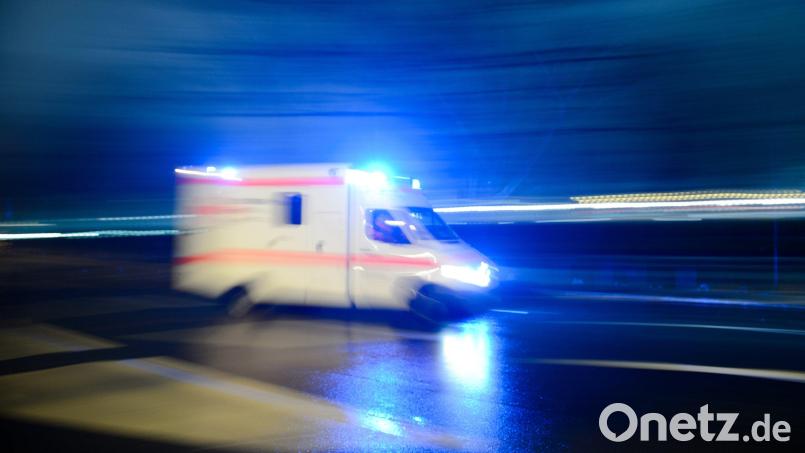 Ein Krankenwagen ist mit Blaulicht unterwegs. Symbolbild: Lukas Schulze/dpa