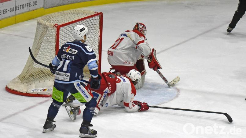 Die Blue Devils zwangen die Eisbären Regensburg zum dritten Mal in dieser Saison in die Knie. Am Donnerstag gewannen die Weidener mit 4:1. Das Bild zeigt eine Szene aus dem ersten Oberpfalzderby Ende Oktober mit Dennis Thielsch vor dem Kasten von Eisbären-Keeper Patrick Berger. Archivbild: gb
