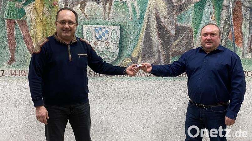 Ein USB-Stick mit 130 Luftbildern überreicht von Anton Brand (rechts) an Ersten Bürgermeister Ludwig Gürtler. Bild: Josef Glas