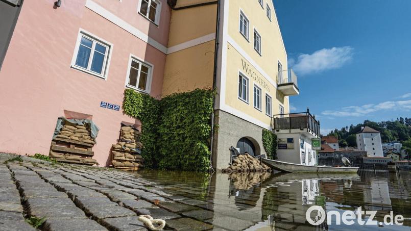 Wer dafür noch Zeit hat: Sandsäcke schützen das Haus länger vor Überschwemmungen. Symbolbild:  Armin Weigel/dpa