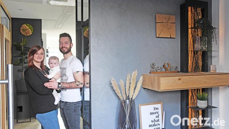 Sabrina und René Lang, hier mit Töchterchen Leonie, wohnen seit zwei Jahren in einem Neubau in Weiden. In ihrem Instagram-Kanal &quot;Eiche_Holz_Interior&quot; zeigen sie ihren über 30.000 Abonnenten Einrichtungs-Ideen. An dieser Reichweite sind auch Sponsoren interessiert. Bild: Gabi Schönberger