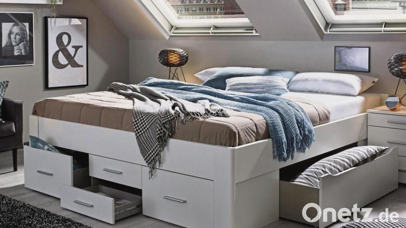 Das Bett nimmt eine große Fläche im kleinen Ein-Zimmer-Appartement ein. Da bietet es sich an, auch noch möglichst viele Sachen darin unterzubringen. Etwa mit Schubladen unter der Liegefläche. Bild:  Rauch/VDM/dpa