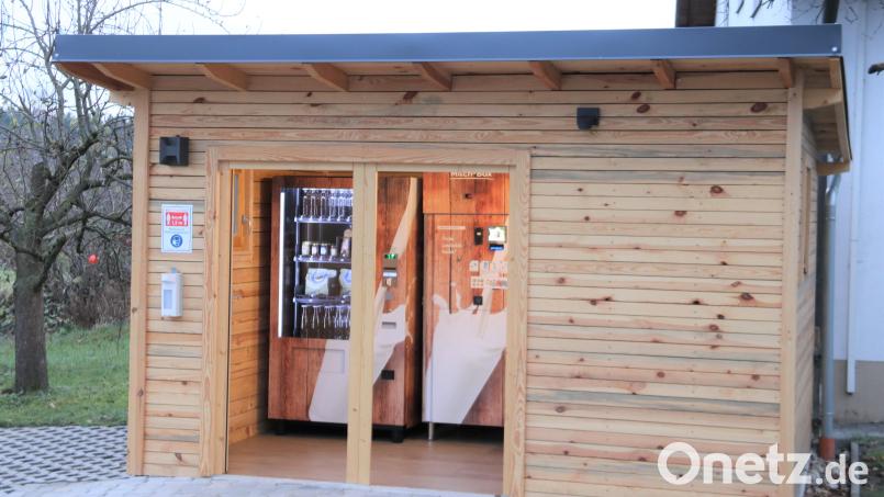 In diesem Häuschen ist die neue Milchtankstelle in Freihöls untergebracht. Bild: Stefanie Hofrichter/exb