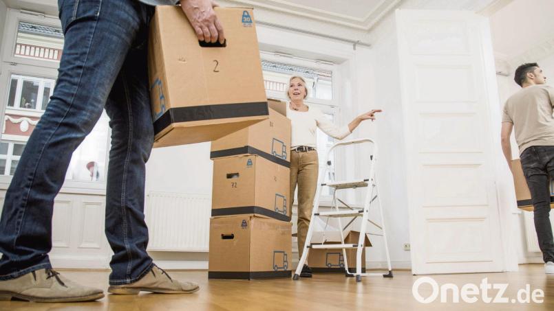 Damit der Umzug entspannt abläuft, sollte man rechtzeitig entscheiden: Was kommt mit und was kann weg? Bild: Christin Klose/dpa