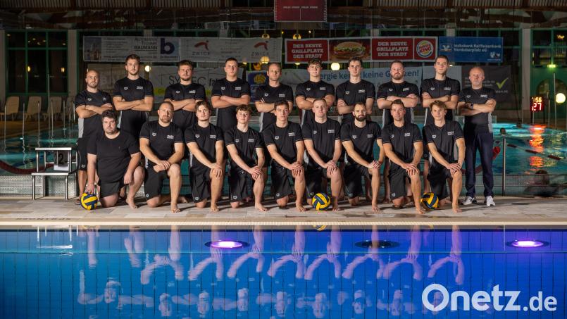 Während sich die erste Wasserballmannschaft des Schwimmvereins Weiden (im Bild) auch im Lockdown fit hielt, war die Situation für die Jugend schwieriger. Die Auswirkungen könnte der Verein noch lange spüren, sagt Trainer Thomas Aigner. Bild: Lars Scharl
