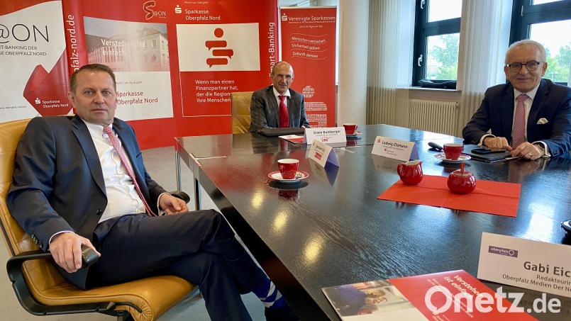 Dem Immobilienboom hat die Pandemie keinen Abbruch getan, konstatieren die Vorstandsvorsitzenden der Vereinigten Sparkassen, der LBS Bayern und der Sparkasse Oberpfalz-Nord (von links) Gerhard Hösl, Erwin Bumberger und Ludwig Zitzmann. Bild: Eichl