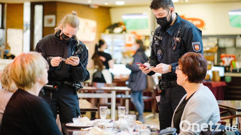 Polizisten bei einer Corona-Kontrolle mit dem Ordnungsamt. Symbolbild: Ole Spata/dpa